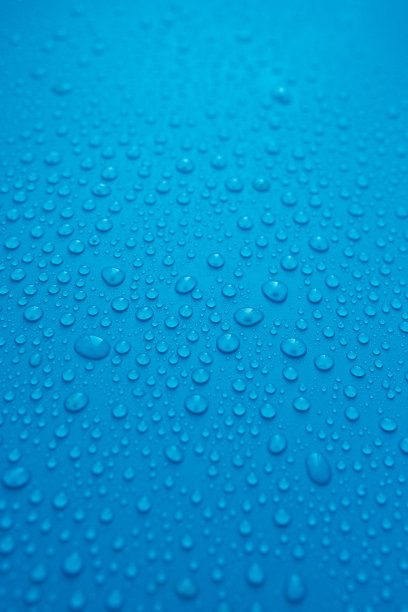 水珠靠近蓝色背景图片下载