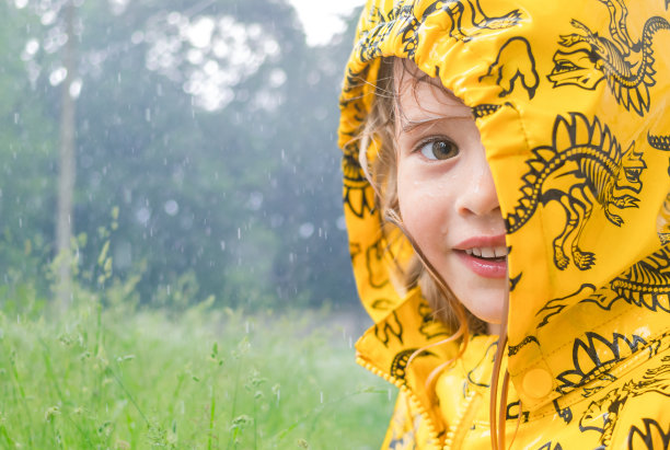 雨中小女孩的肖像。图片下载