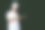 厨师穿着烹饪夹克和厨师帽，拿着木勺和木叉，指着他的左边，在黑色的背景图片下载