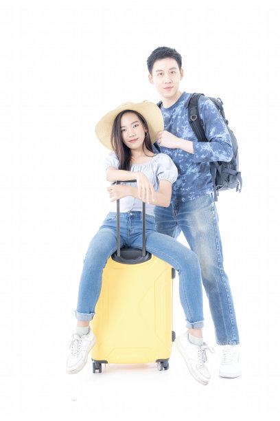 女游客坐在行李上，男游客拿着行李。一个年轻人背着旅行背包，准备和女朋友一起去旅行。图片下载
