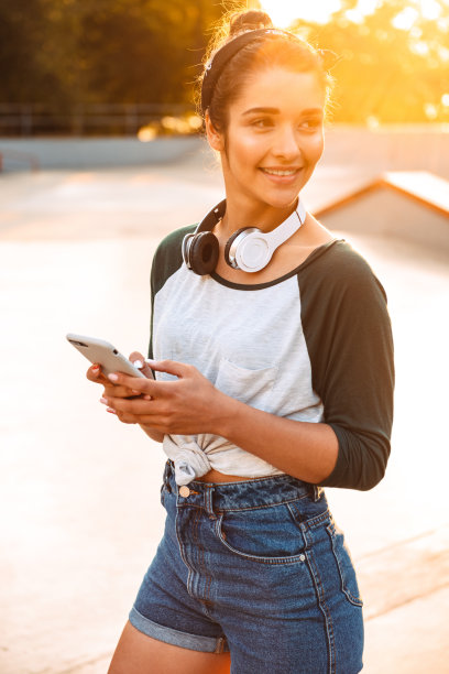 戴着耳机的快乐的年轻女孩图片下载