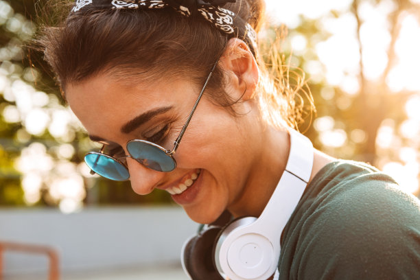 一个微笑的年轻女孩的特写图片下载