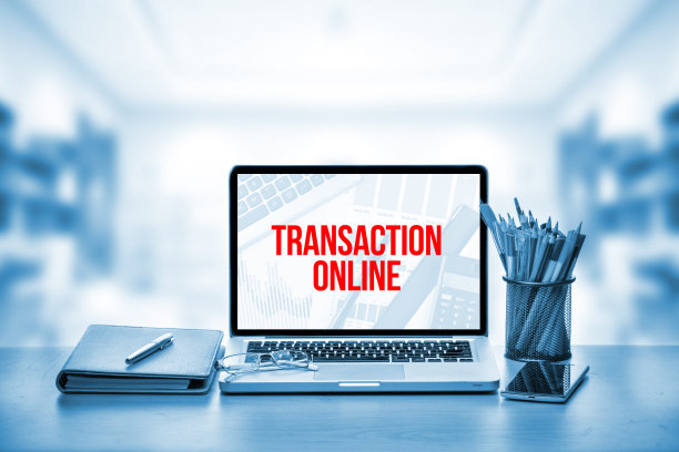 打开笔记本电脑与文本交易在线在旧木书桌上图片下载