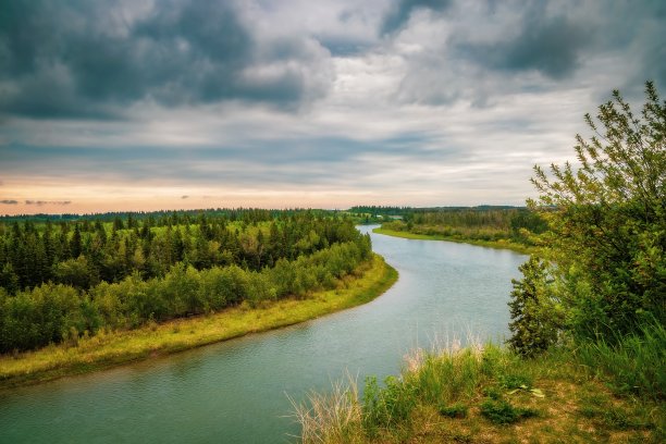 马鹿河上的穆迪云图片下载
