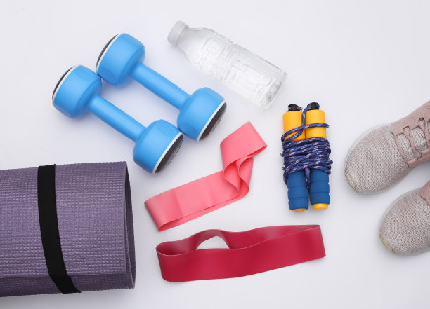 平铺组成的健身装备，配件在白色的背景。健康的生活方式，运动的理念。俯视图图片下载