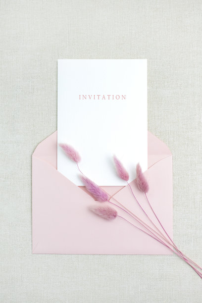 亚麻背景上的粉色卡片模型图片下载