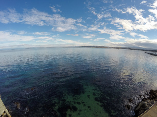 在阳光明媚的日子里，加州蒙特利湾的景色图片下载