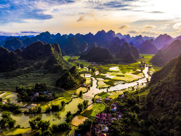 越南北部秋色斑斓的稻田图片下载