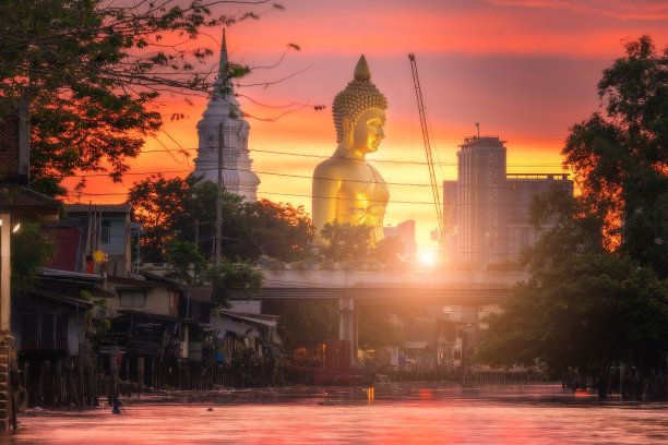 黎明时分，在泰国曼谷的Klong Dan，在Wat Paknam Bhasicharoen寺，正在建造的大金佛雕像图片下载