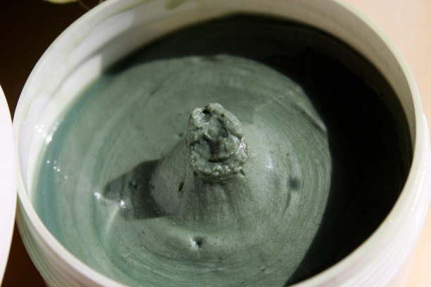 有化妆用粘土做的面具的罐子图片下载