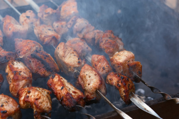 烤肉串。美味的烤猪肉，牛肉背景。图片下载