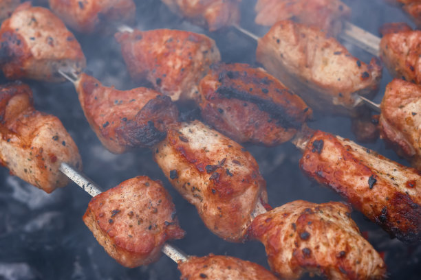 烤肉串。美味的烤猪肉，牛肉背景。图片下载