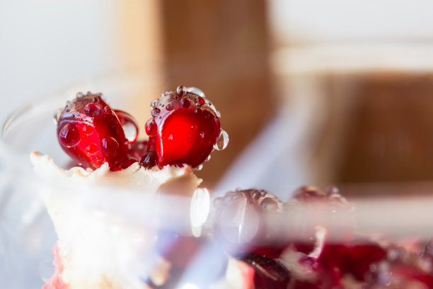 石榴是一种重要的水果。在模糊的背景上，谷物成熟多汁。图片下载