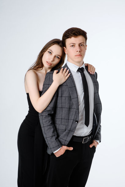 白色背景下穿着西装的年轻夫妇。图片下载