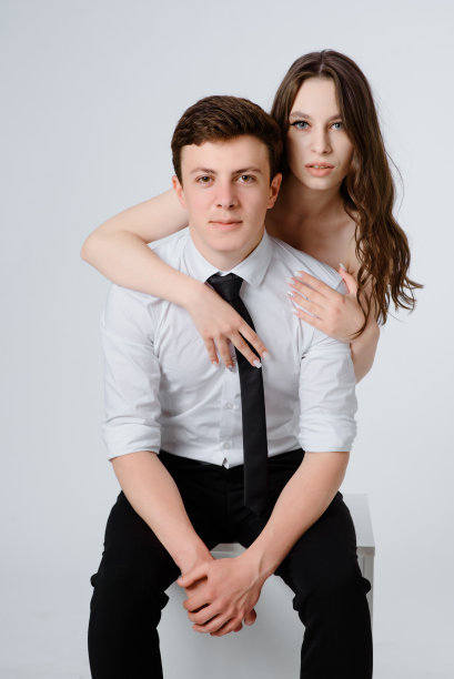 白色背景上的一对年轻夫妇的肖像。图片下载