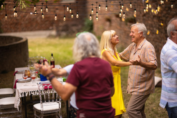 老年人在游园会上开心跳舞图片下载