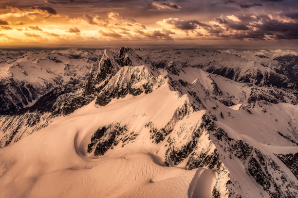 从飞机上鸟瞰蓝雪覆盖的加拿大山区景观图片下载