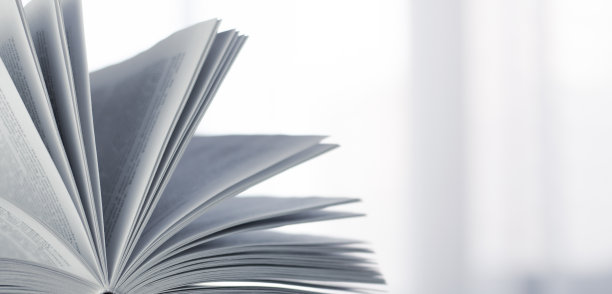 在白底上用散景灯打开书图片下载