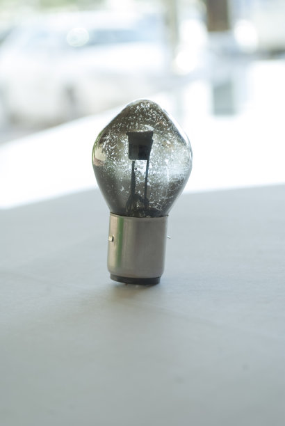 垂直的老旧透明灯泡特写创意图片下载