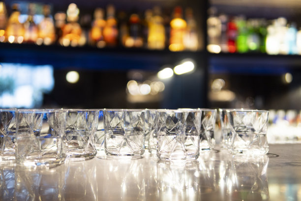 酒杯放在吧台上图片下载