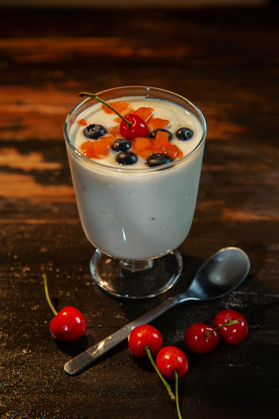 桌上放着自制的酸奶和新鲜水果图片下载