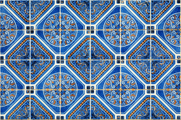 Azulejos是传统的葡萄牙瓷砖。Azulejo是一种葡萄牙彩绘、镀锡釉的瓷砖作品。建筑装饰。图片下载