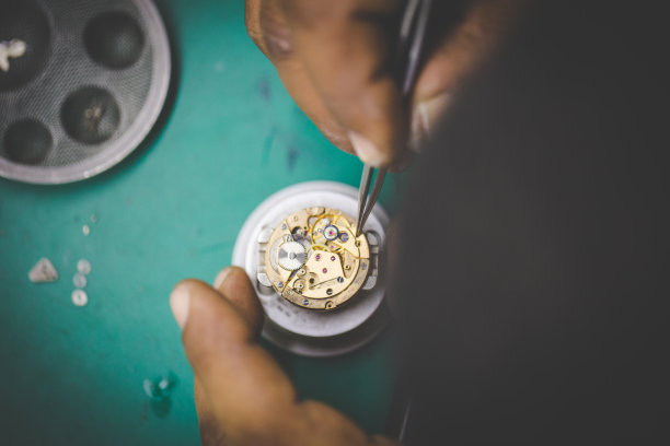 一个手表制造商用精密工具修理坏了的手表的近距离图像图片下载
