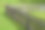 低矮的围栏，防止被狗咬。保护操场不受不速之客的骚扰。围栏板是由回收塑料制成的，看起来几乎像木头图片下载