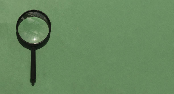 放大镜在生态绿色背景与复制空间的文本。带有放大镜和拷贝空间的横幅图片下载