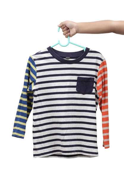 孩子们手持粉彩棉套衫孤立在白色背景图片下载