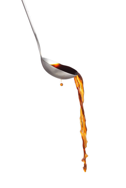 用勺子将面汤浇在白色的背景上，汤用于鸡和鱼的素喜烧图片下载