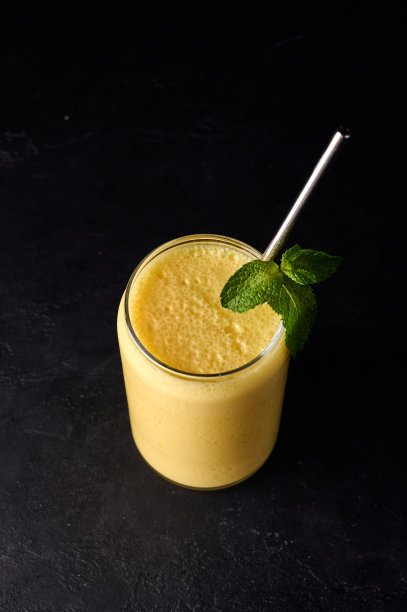 拉斯在玻璃与管在黑暗的背景图片下载