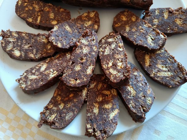 一种自制的巧克力香肠蛋糕，切成片，随时可以品尝图片下载