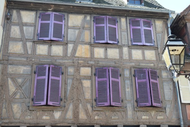 带有紫色百叶窗的半木框架房子图片下载