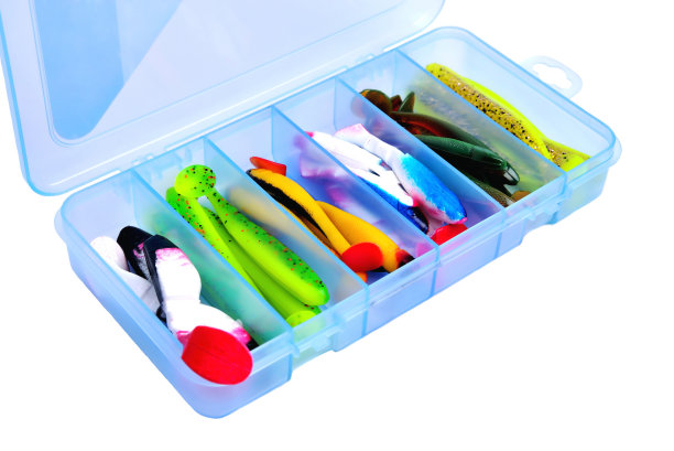 盒子捕鱼配件与硅树脂鱼饵内在一个白色的背景特写图片下载