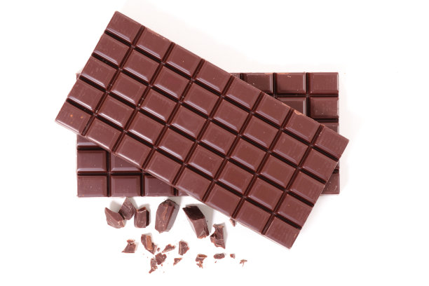 白色背景上孤立的巧克力棒图片下载