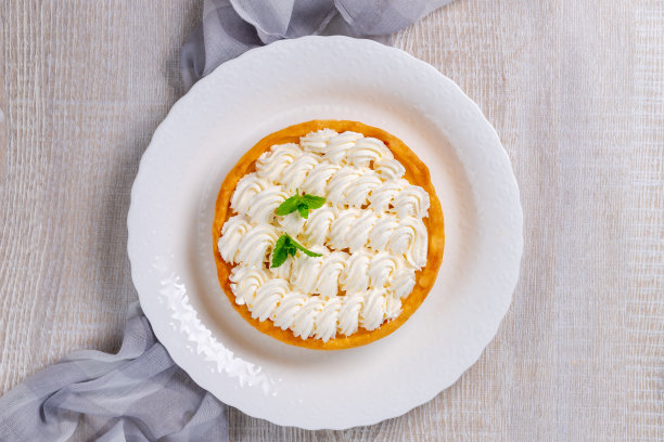 经典的芝士蛋糕，上面有生奶油图片下载