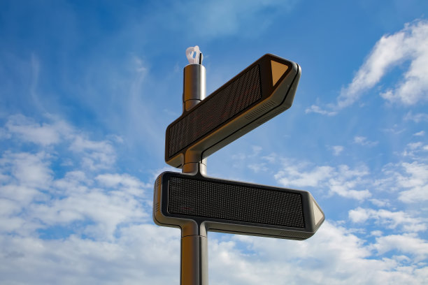 现代数字标牌。移动到指向方向并以文本和图像的形式显示信息，斯塔万格，挪威。图片下载