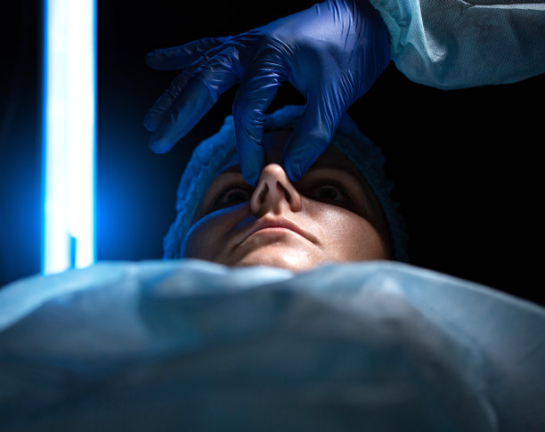 矫正鼻中隔，女性患者鼻子形状的缺陷。整形外科的手术干预，鼻整形和鼻中隔整形。特写镜头图片下载