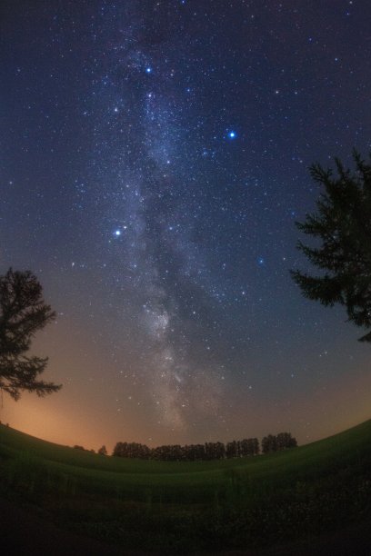 日本北海道北部镇的夏日星空图片下载