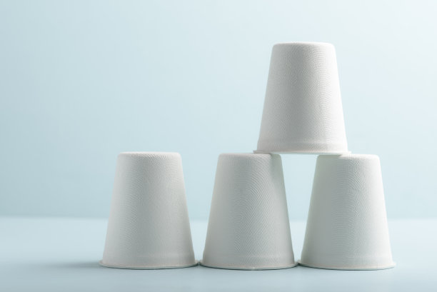 蓝色背景的可生物降解纸杯。图片下载