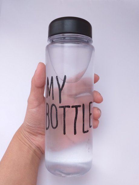 手里拿着一瓶水图片下载