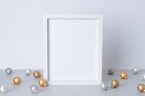 圣诞灰色最小背景与白色框架和球。关闭，复制空间图片下载