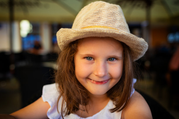 可爱的女孩坐在户外的肖像café图片下载