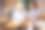 成年的女儿和母亲的关系概念。年轻漂亮的黑发女子与一位资深女士交谈，在户外咖啡馆喝咖啡，微笑图片下载