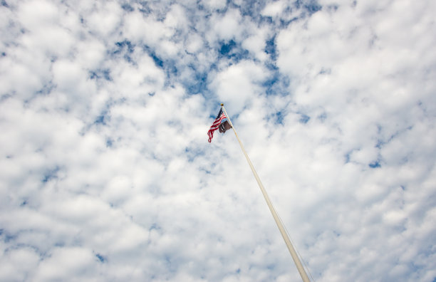 美国和POW-MIA的旗帜高高飘扬在天空中图片下载