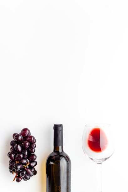红酒瓶配红酒和葡萄。俯视图图片下载