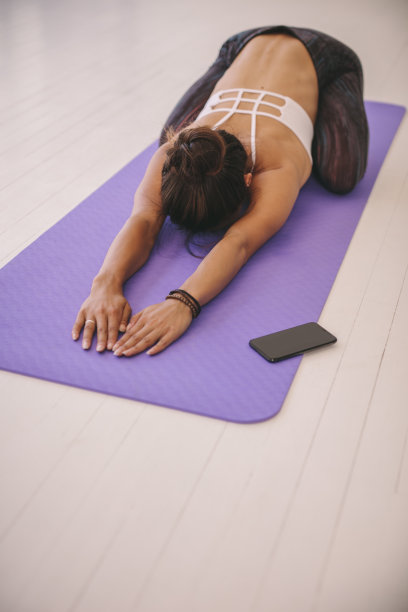 健身女性练习瑜伽图片下载