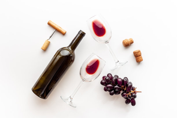 一套葡萄酒瓶与玻璃杯，螺丝锥和葡萄图片下载