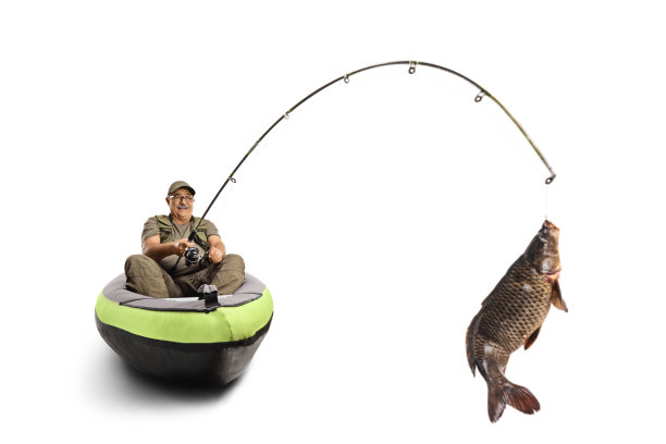 渔民在独木舟中捕获一条大鲤鱼图片下载